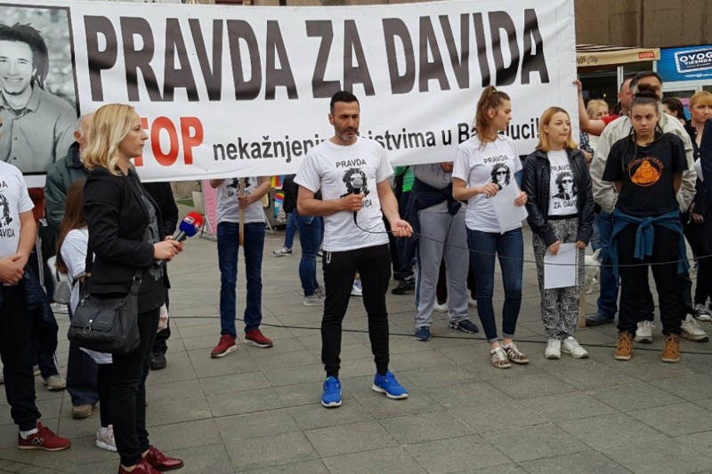 Očito je Dodika obuzela predizborna paranoja. Uz ostalo, nervira ga kontinirano protestvovanje zbog sakrivanja uzorka i krivih dokaza u slučaju smrti Davida Dragičevića i sve veća podrška tim demonstracijama